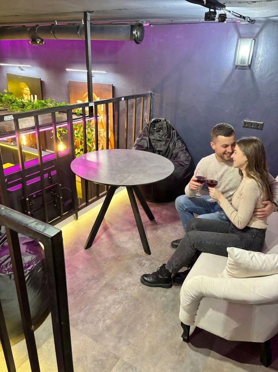 Пара отдыхает в чил-зоне лофта, Тольятти